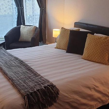 Lockinbar Holiday Apartments Tenby Bagian luar foto