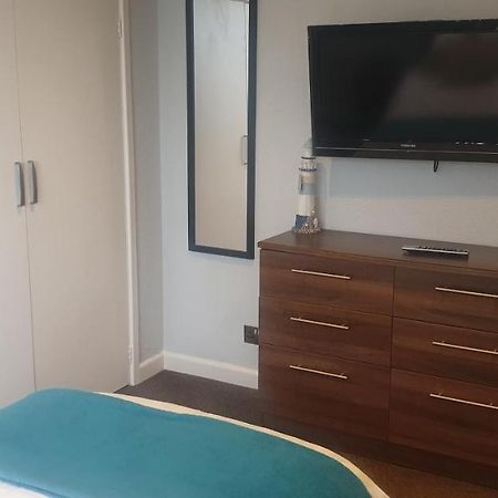 Lockinbar Holiday Apartments Tenby Bagian luar foto