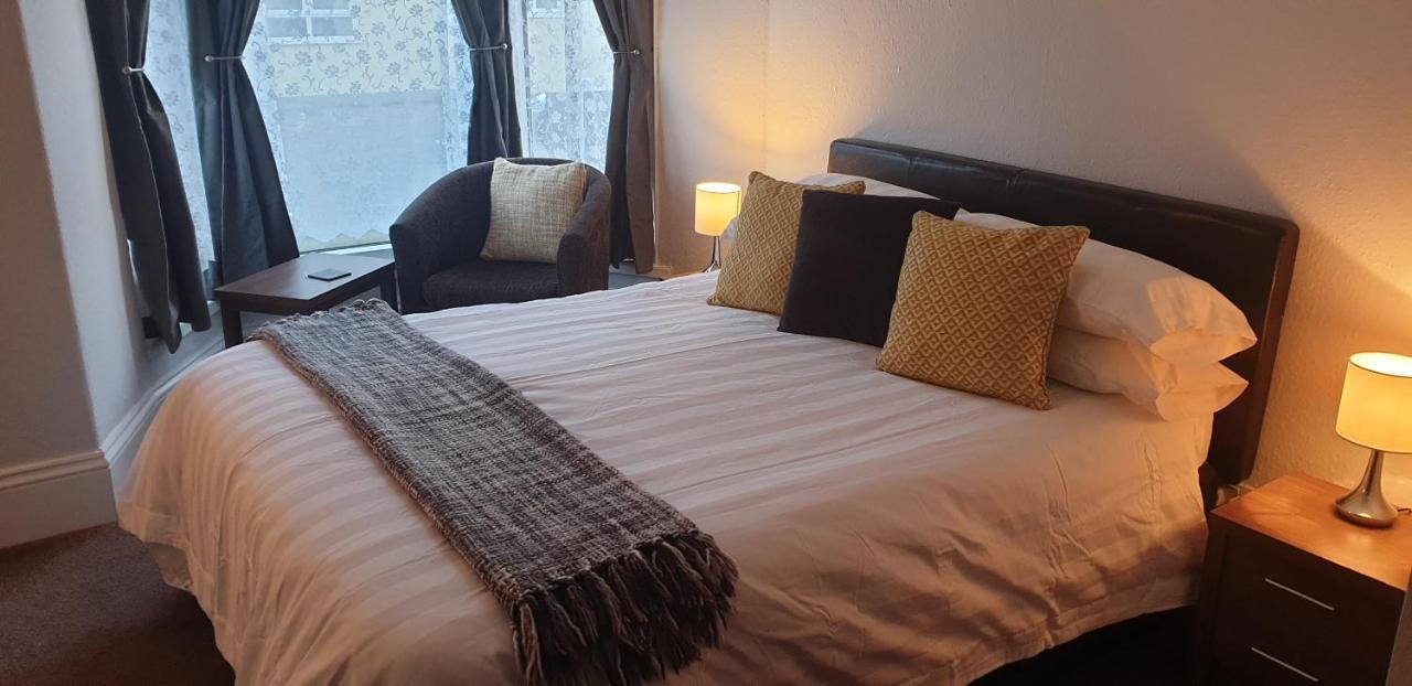 Lockinbar Holiday Apartments Tenby Bagian luar foto