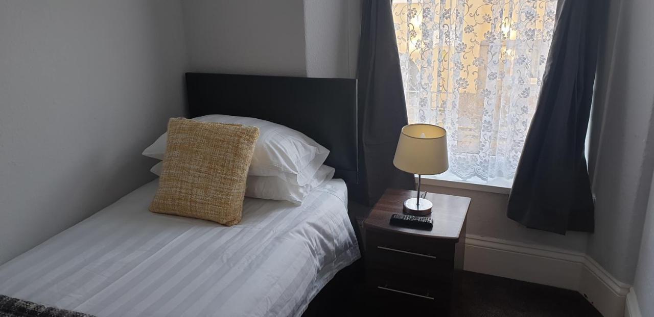 Lockinbar Holiday Apartments Tenby Bagian luar foto