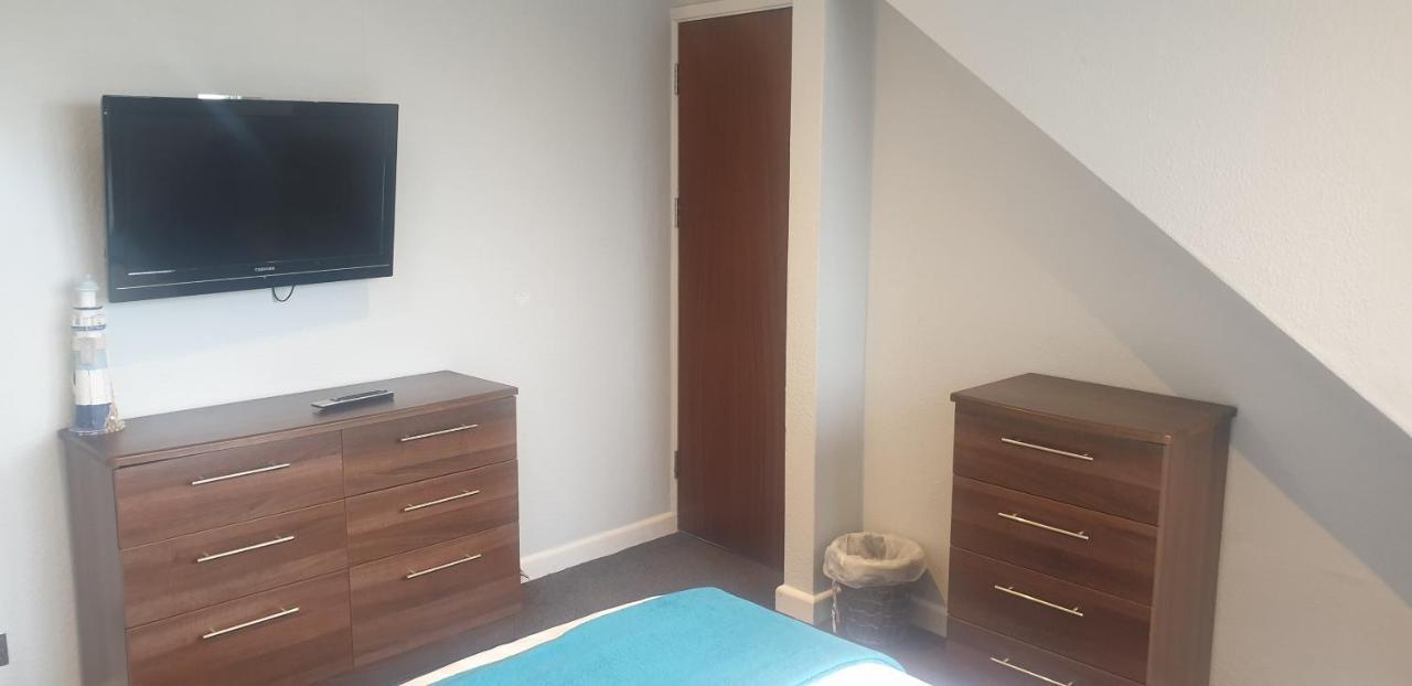 Lockinbar Holiday Apartments Tenby Bagian luar foto