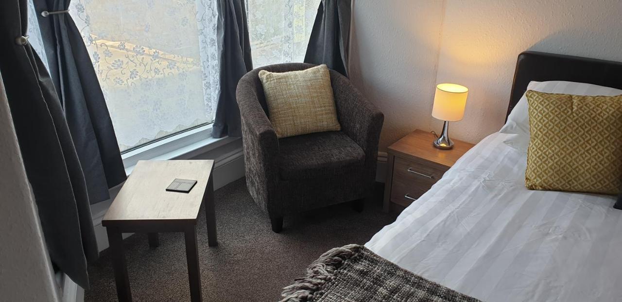 Lockinbar Holiday Apartments Tenby Bagian luar foto