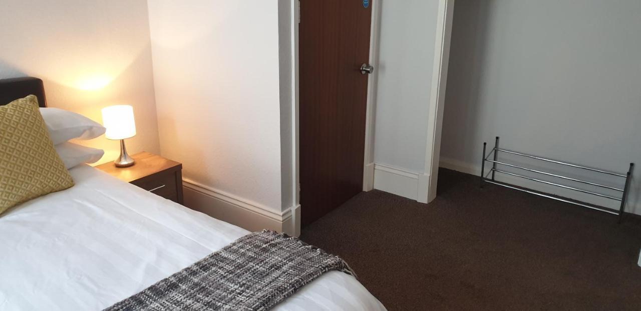 Lockinbar Holiday Apartments Tenby Bagian luar foto