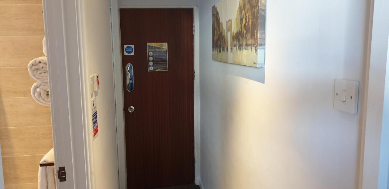 Lockinbar Holiday Apartments Tenby Bagian luar foto
