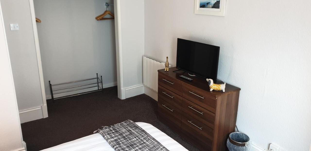 Lockinbar Holiday Apartments Tenby Bagian luar foto