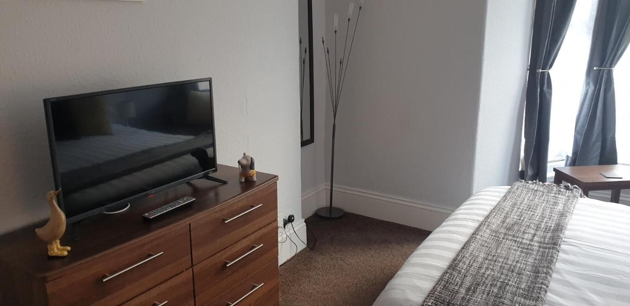 Lockinbar Holiday Apartments Tenby Bagian luar foto