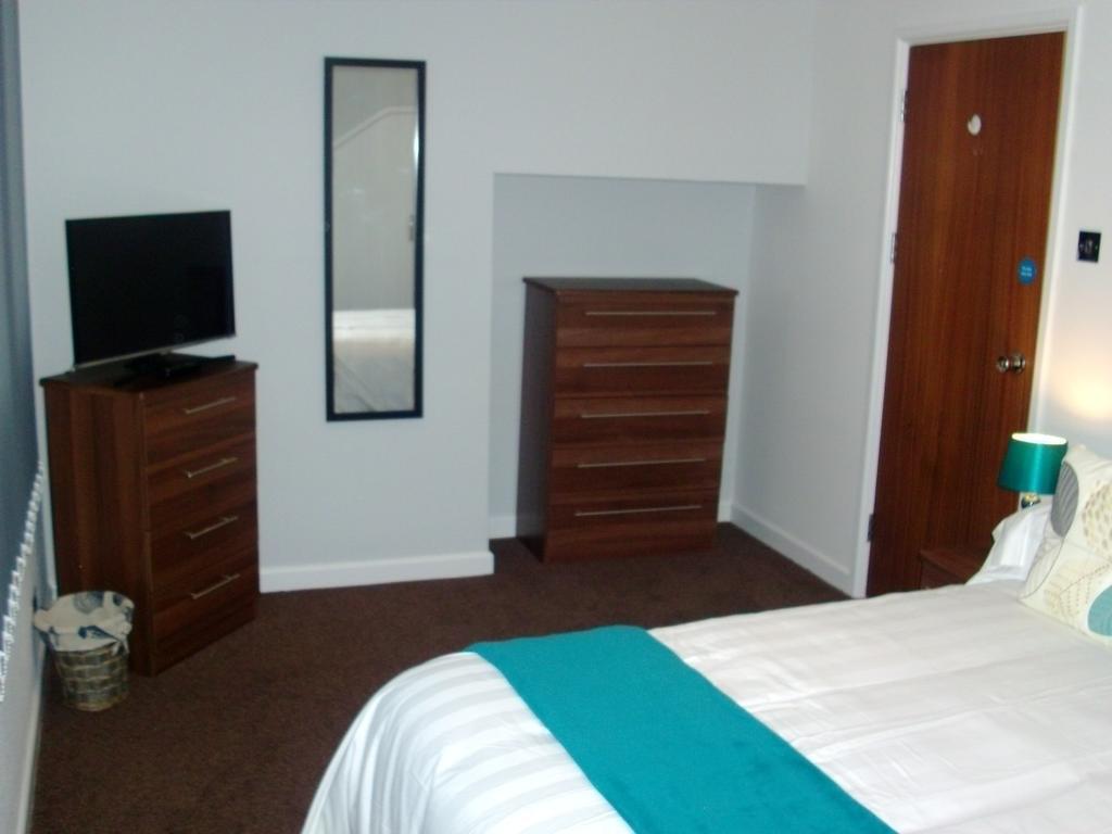 Lockinbar Holiday Apartments Tenby Bagian luar foto