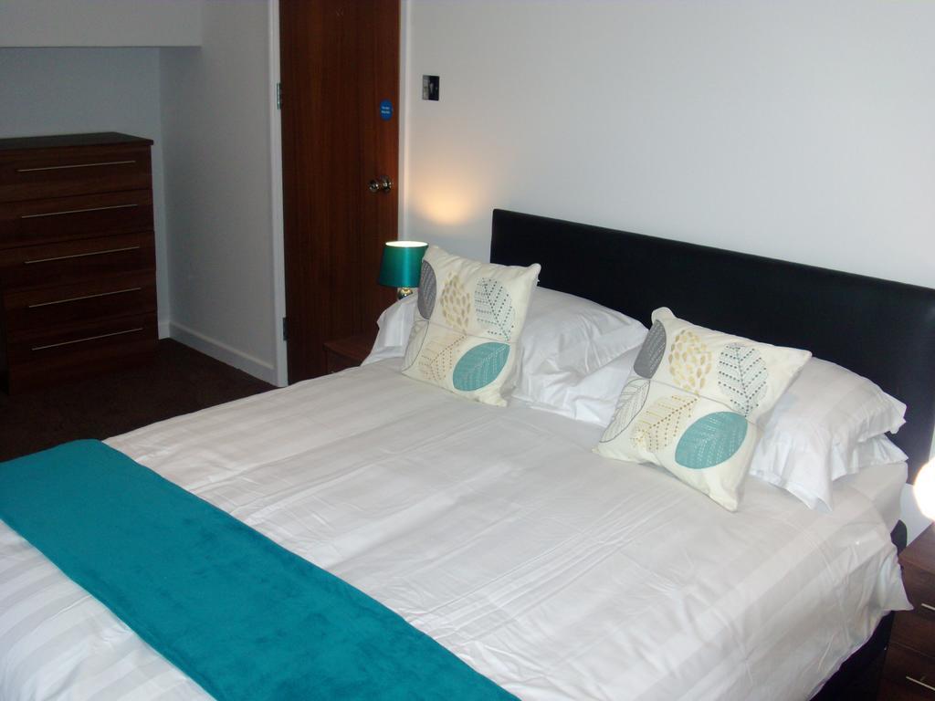 Lockinbar Holiday Apartments Tenby Bagian luar foto