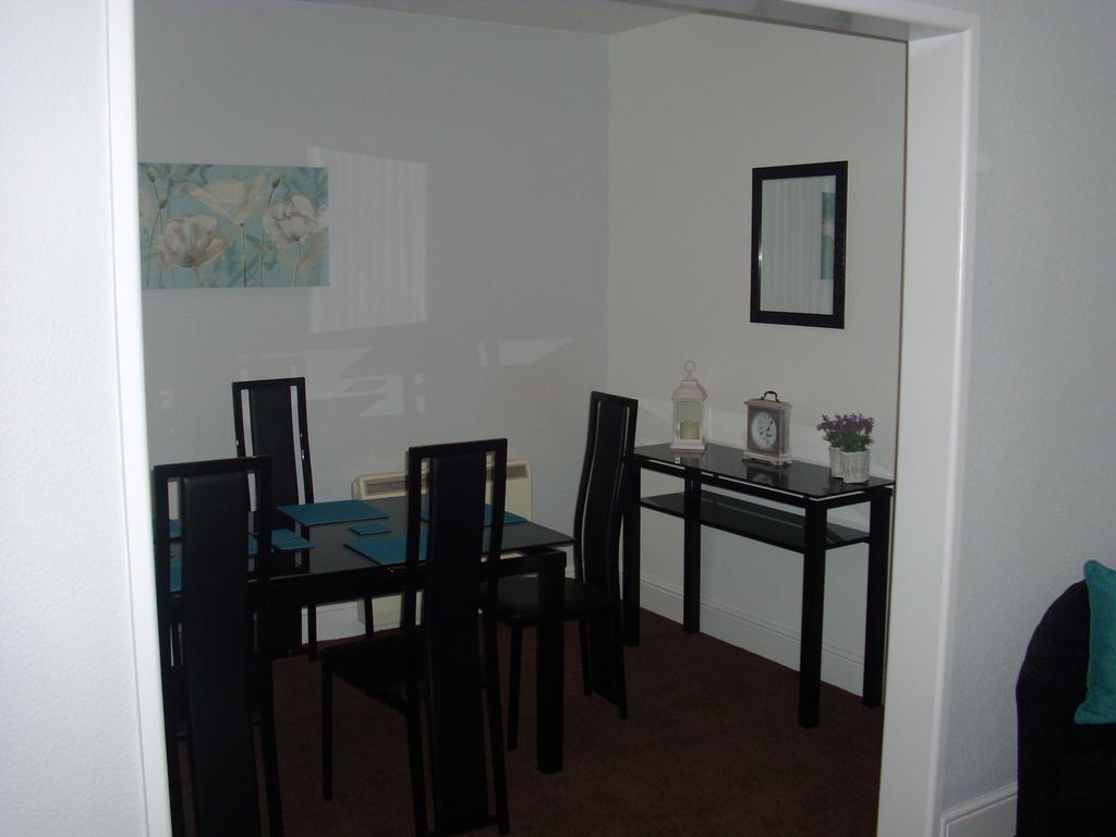 Lockinbar Holiday Apartments Tenby Bagian luar foto