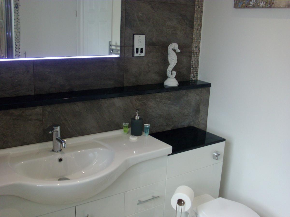 Lockinbar Holiday Apartments Tenby Bagian luar foto