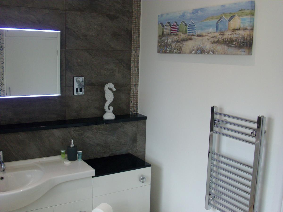 Lockinbar Holiday Apartments Tenby Bagian luar foto