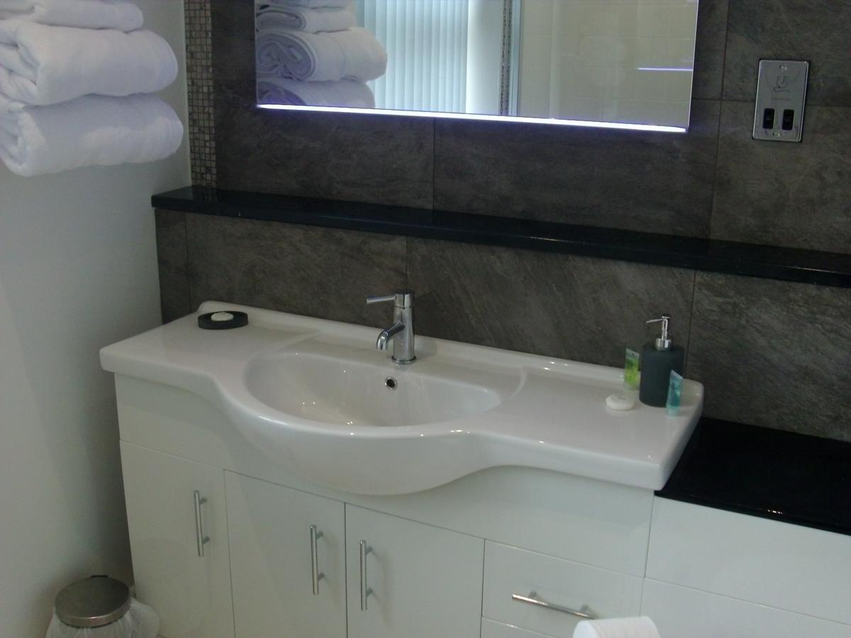 Lockinbar Holiday Apartments Tenby Bagian luar foto
