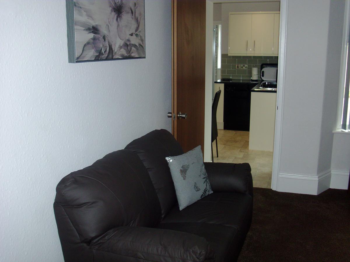 Lockinbar Holiday Apartments Tenby Bagian luar foto