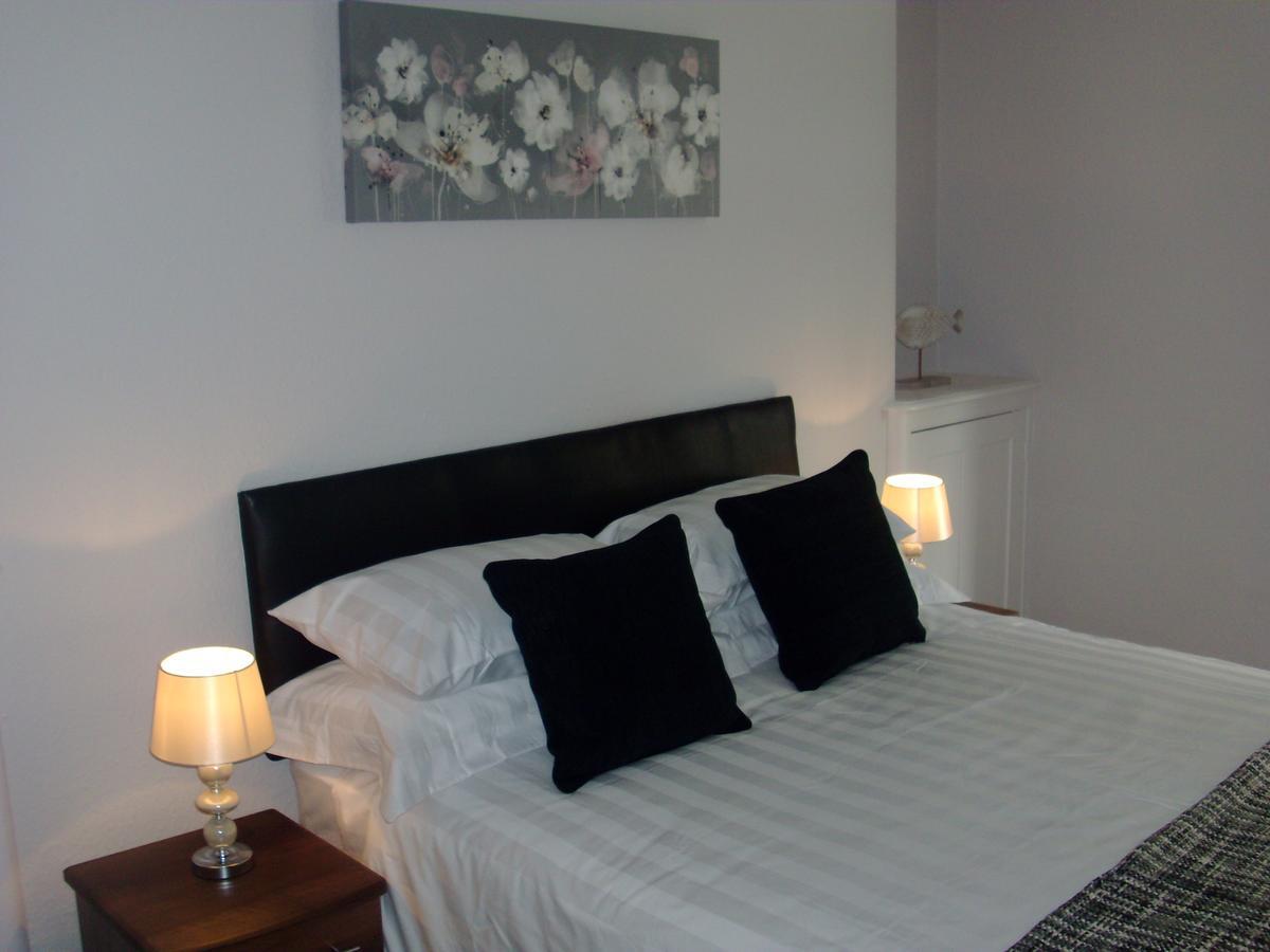 Lockinbar Holiday Apartments Tenby Bagian luar foto
